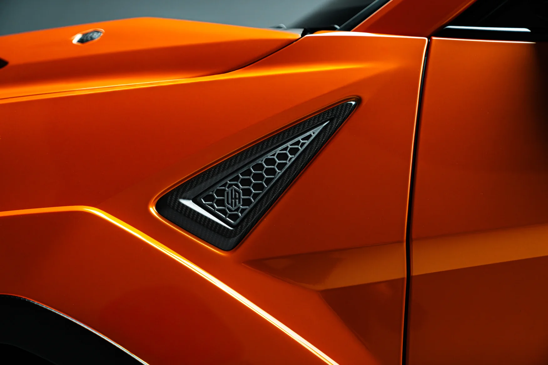 Urus SE - Extended Wheel Arches - Semi Visual Carbon Fibre thumbnail 14