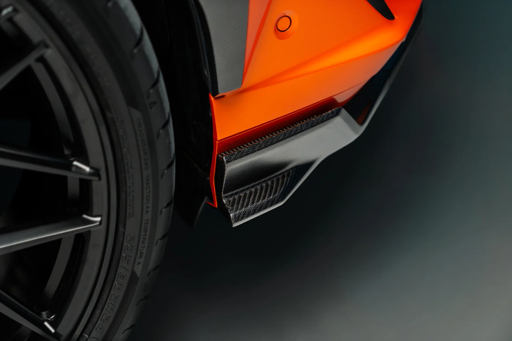 Urus SE - Extended Wheel Arches - Semi Visual Carbon Fibre thumbnail 15