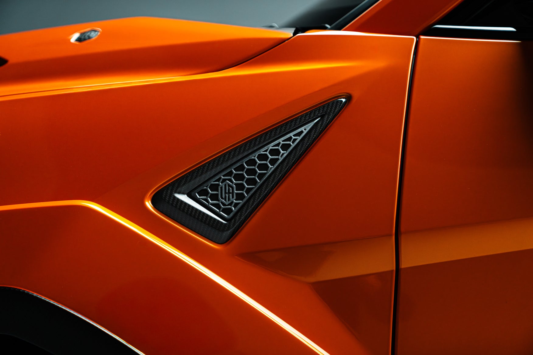 Urus SE - Carbon Fibre Bonnet Assembly thumbnail 10