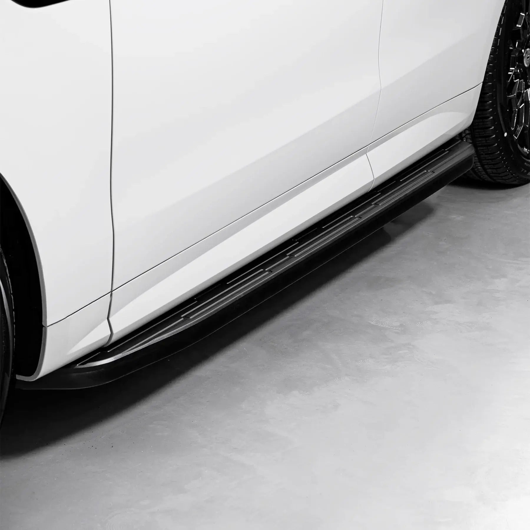 Urban Matrix Fixed Side Steps for Range Rover L460 LWB - Image 1
